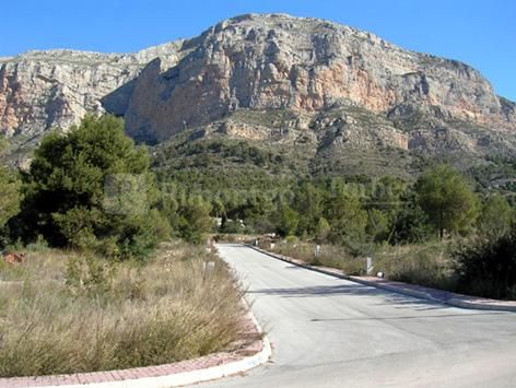 Plot of land for commercial use, up for sale in the Garroferal residential area just 3km from Jávea, in the Montgó area. South-facing with open views of the valley.