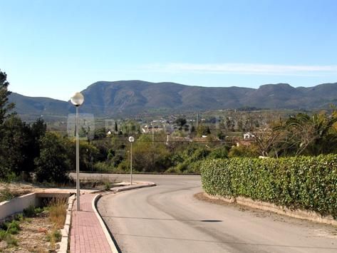 Parcelles d’usage commerciale dans l’urbanisation Garroferal à Javea, dotées des vues ouvertes sur la vallée et orientées vers le Sud, dans la zone du Montgó à seulement 3km de la ville de Jávea.