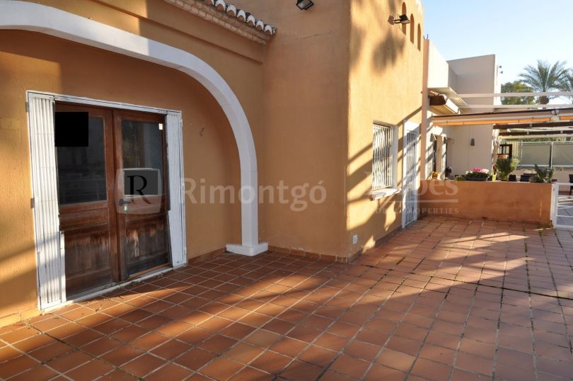 Business premises with a terrace for sale in Javea.