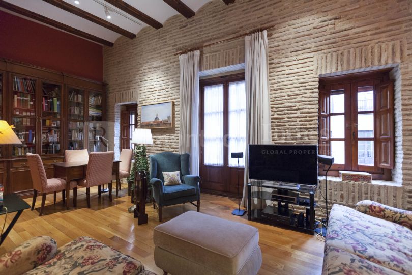 Elegant duplex apartment for sale in the historic centre of Valencia.