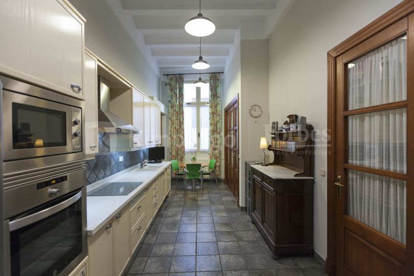 Elegant duplex apartment for sale in the historic centre of Valencia.