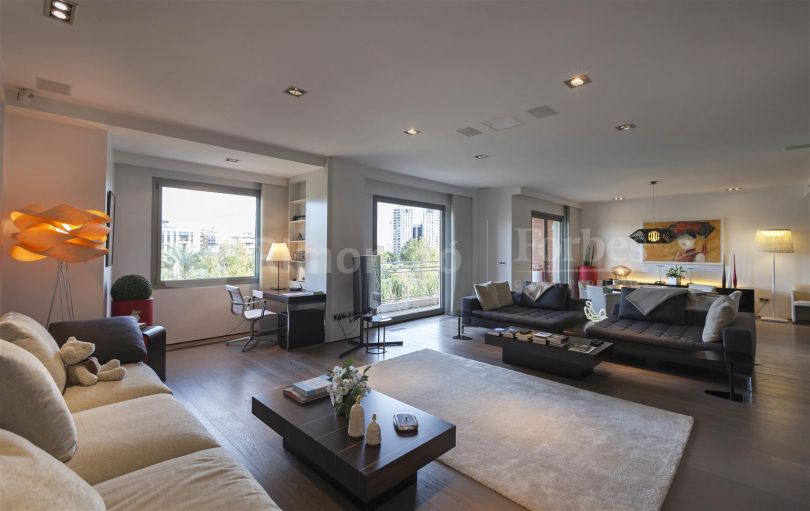 Modern flat with views in the centre of Valencia for sale.