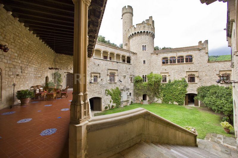 Un magnifique château historique alliant des éléments modernes avec une architecture gothique situé á Canet de Mar, près de Barcelone, des criques et des plages de la Costa Brava. Un véritable luxe