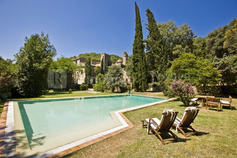 A magnificent historic country estate combining modern features and gothic architecture in Canet de Mar, close to Barcelona and the coves and beaches of the Costa Brava. It seems like having your cake and eating it.