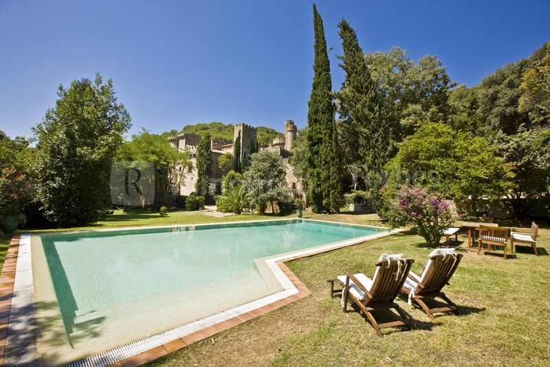 Un magnifique château historique alliant des éléments modernes avec une architecture gothique situé á Canet de Mar, près de Barcelone, des criques et des plages de la Costa Brava. Un véritable luxe