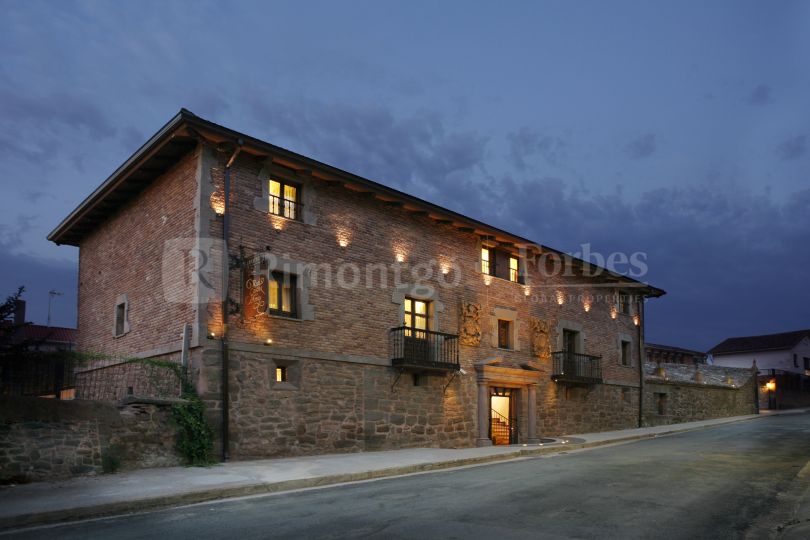 Maison seigneuriale du XVIIème siècle entre les vignobles dans La Rioja, Espagne.