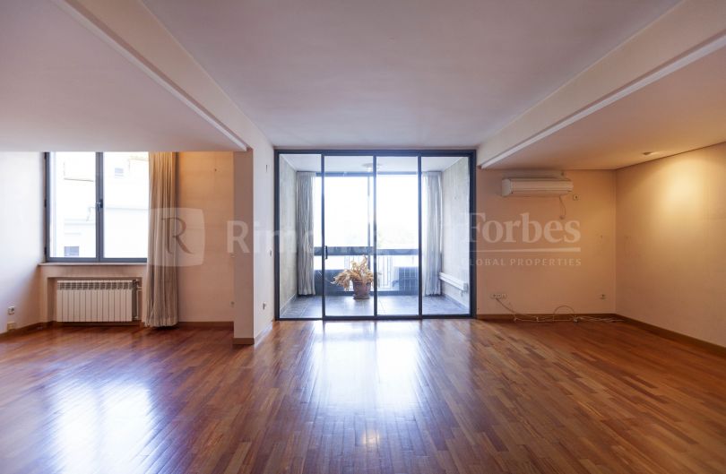 Flat of more than 200m2 for sale in the centre of Valencia.