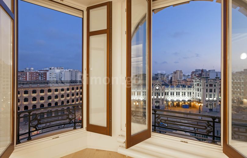 Recently renovated flat with open city views for sale in Valencia.