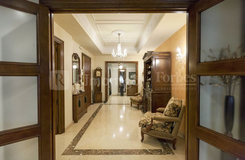 Exclusive house of more than 350 m2 in the middle of Calle de Colón de Valencia, with several balconies, one floor per floor and fully exterior.