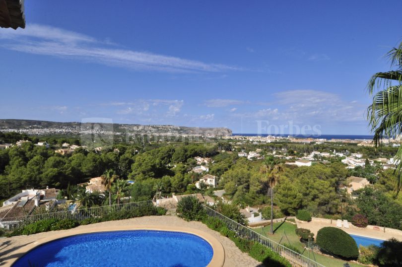 Exclusiva propiedad con vistas al mar ubicada muy próxima a la Playa del Arenal de Jávea y servicios.