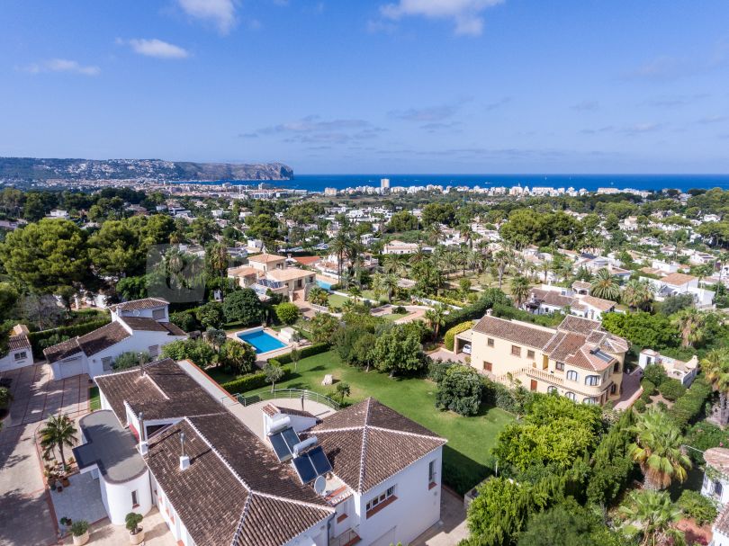 Deux maisons sur un grand terrain de plus de 3.500m2 avec vue sur la mer et Cabo San Antonio à Jávea (Alicante) Espagne.