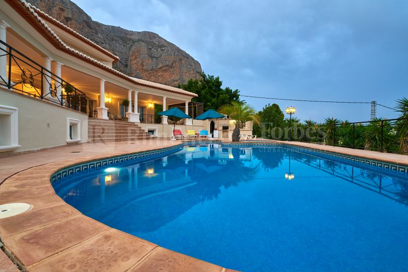 Spacieuse villa orientée sud avec vue sur la vallée dans la zone du Montgo supérieur, Jávea.