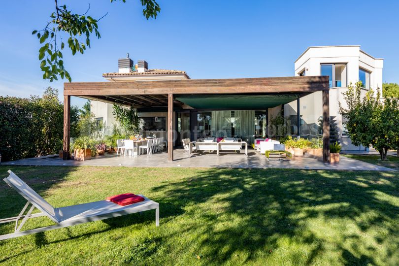 Luxurious villa overlooking the golf and the Pyrenees in Peralada, Girona.