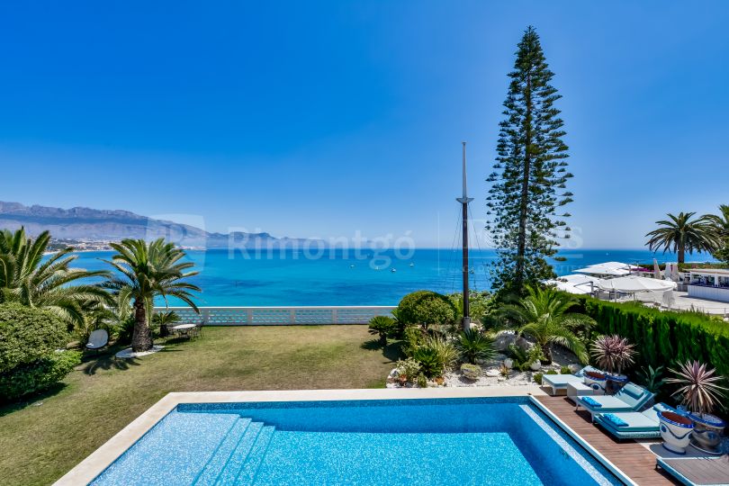 Villa for sale in first sea line, located in Playa del Albir.