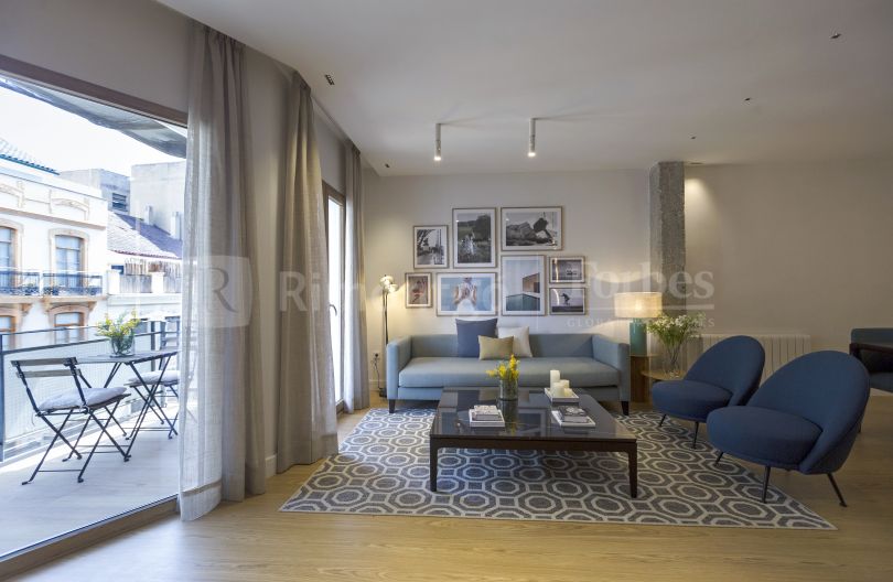 Brand-new renovated apartment with terrace offering views in El Ensanche, Valencia.