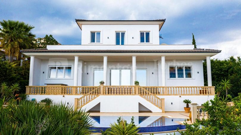 Schöne Villa mit mediterranem Stil und Meerblick auf Mallorca.