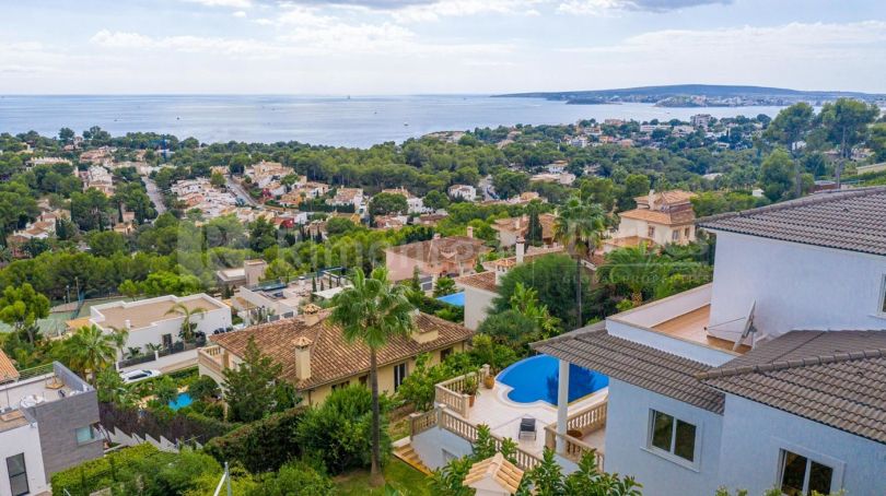 Schöne Villa mit mediterranem Stil und Meerblick auf Mallorca.
