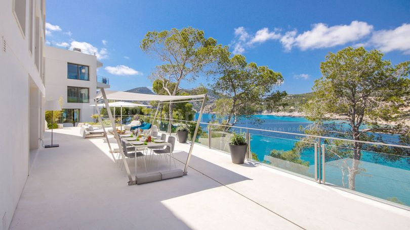 Magnifique villa de style contemporain sur la première ligne du Cap de Mar avec accès direct à la mer.