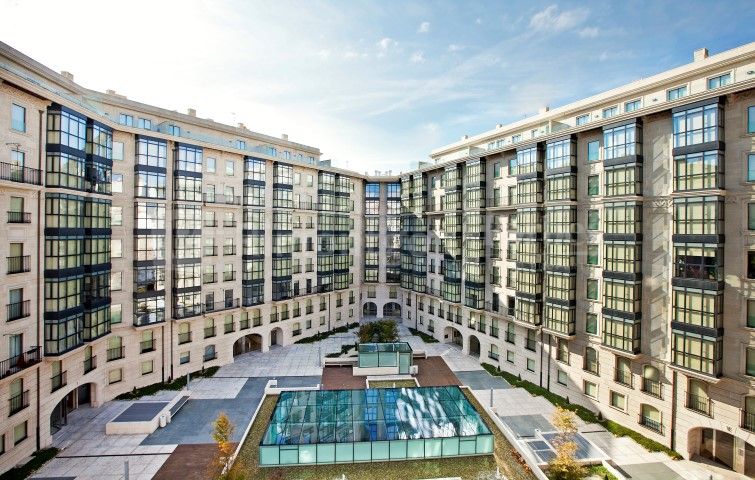 'Citania', un luxueux complexe résidentiel de 227 appartements allant de 1 à 4 chambres avec des équipements de qualité, un spa, une piscine, un sauna, et une salle de sport. Il se situe sur la baie de Riazor, à A Coruña.