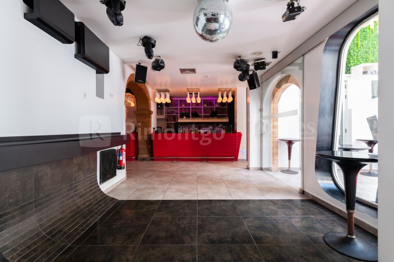 Building with pub and property for sale in Jávea's centre.