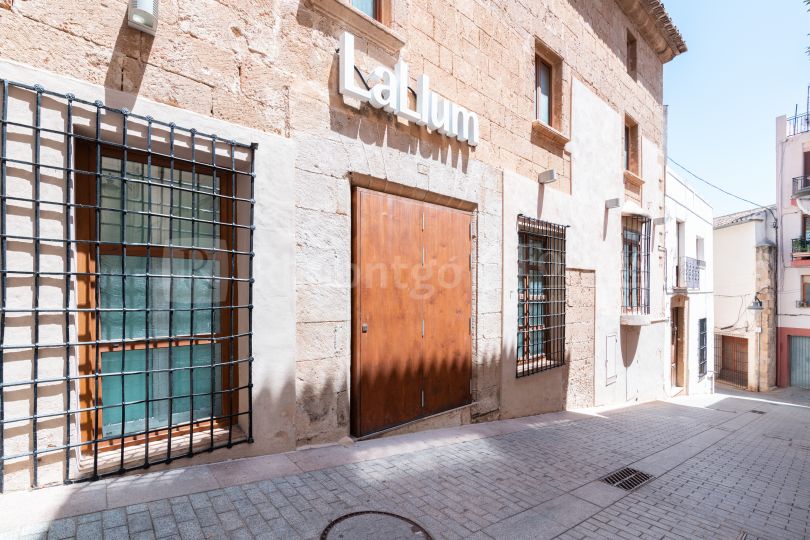 Bâtiment avec pub et maison à vendre dans le centre de Jávea.