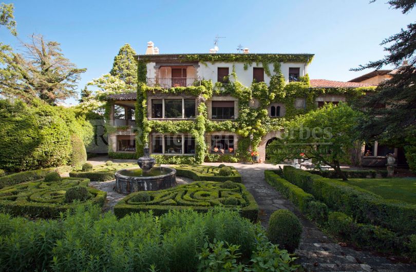 Palacio del s. XIX con jardines y bosque en el recinto