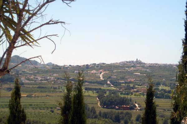 Verfügbares Grundstück in der Urbanisation Rafalet in Jávea, mit freiem Blick auf das Tal und nach Süden ausgerichtet.