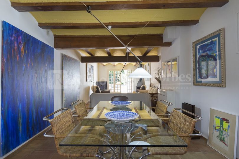 Renovated house with pool, terrace and garden in Massarojos, within close proximity to the city of Valencia.