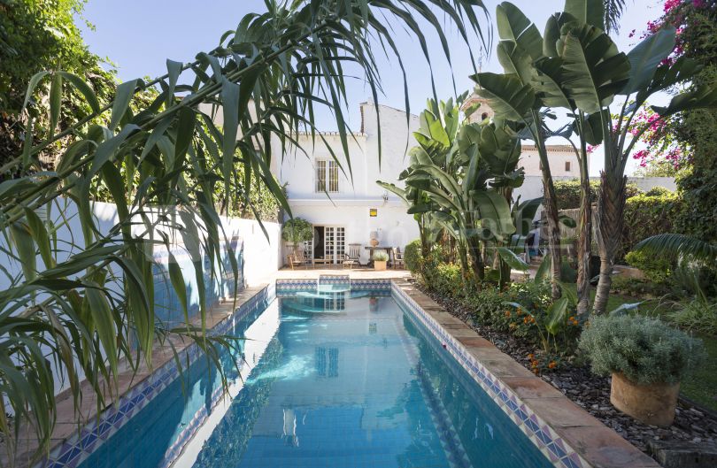 Casa reformada con piscina, terraza y jardín en Masarrojos, junto a Valencia.