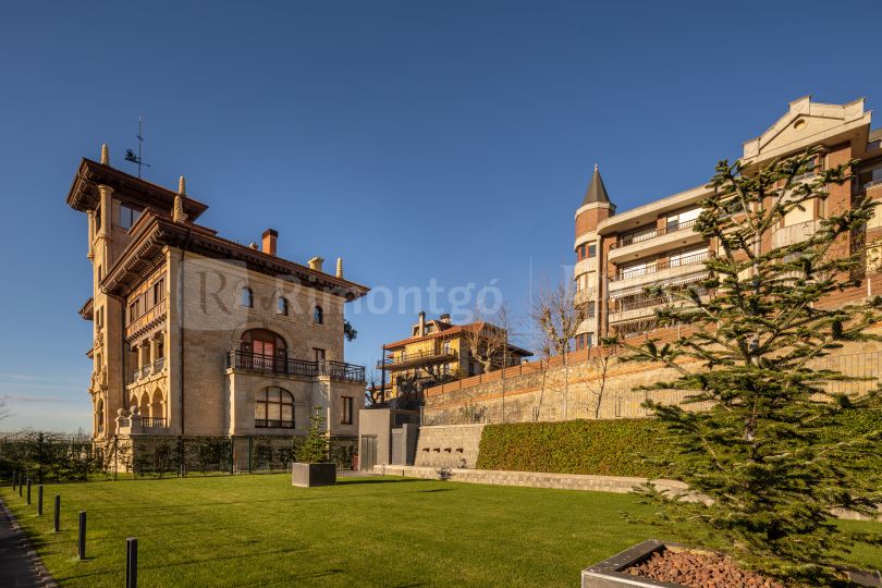 Impressive property with views in historic building near Bilbao