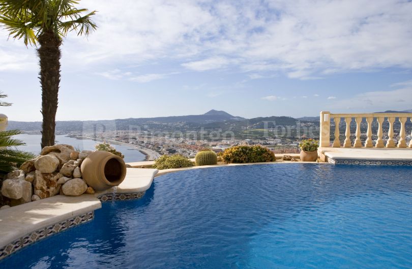 Herrliche Villa in der bezaubernden und bevorzugten Wohngegend Cuesta San Antonio mit unverbaubarem Blick auf die Bucht von Jávea und dem Mittelmeer von Javea (Alicante)
