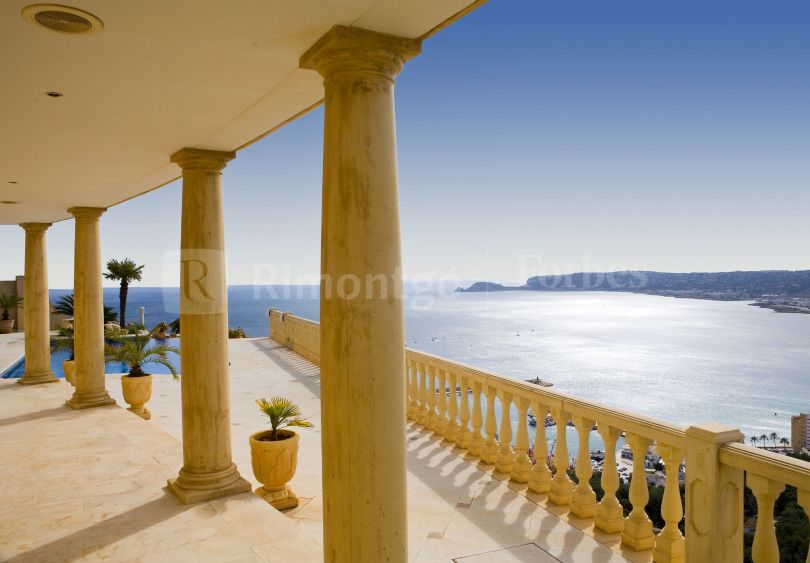 Splendide villa située au sein de la prestigieuse Cuesta San Antonio (Côte de Saint Antoine), avec ses imprenables vues sur la baie de Jávea et sur la Méditerrannée, à Javea, Alicante.