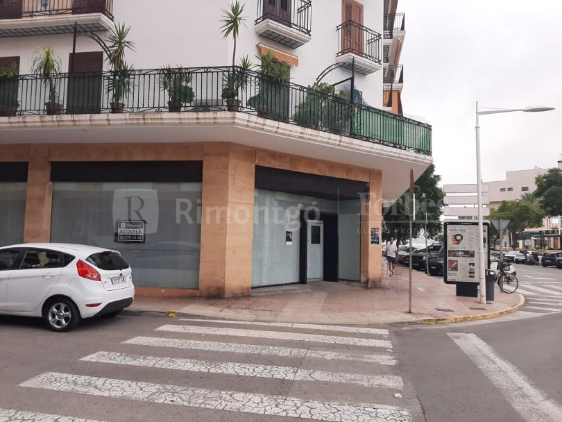Commercial premises of 216 m2 next to the most commercial area of the Port of Jávea.