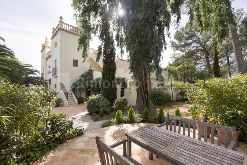 Villa singulaire située au cœur de la Marxuquera, au milieu de la montagne, mais près de la plage et de la population de Gandía.