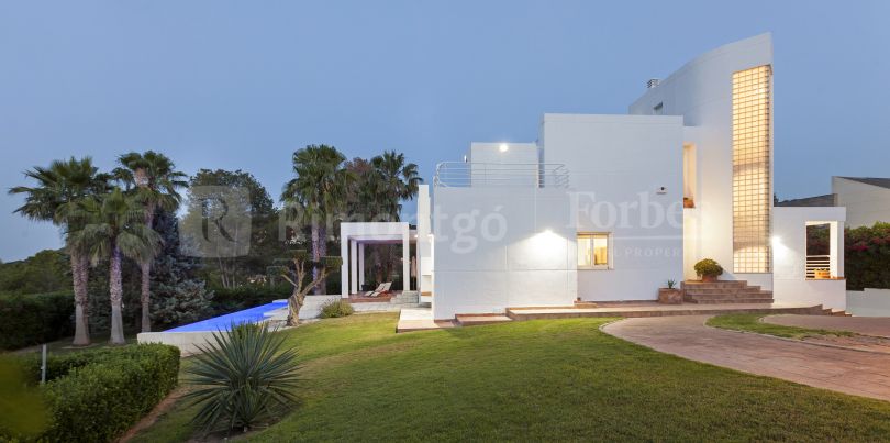 Frontline golf villa with pool for sale in El Bosque, Chiva, Valencia.