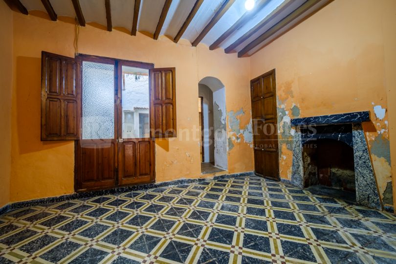 Traditional townhouse for refurbishment in the old town of Jávea