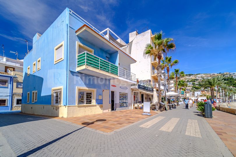House on the promenade of the Port of Jávea.