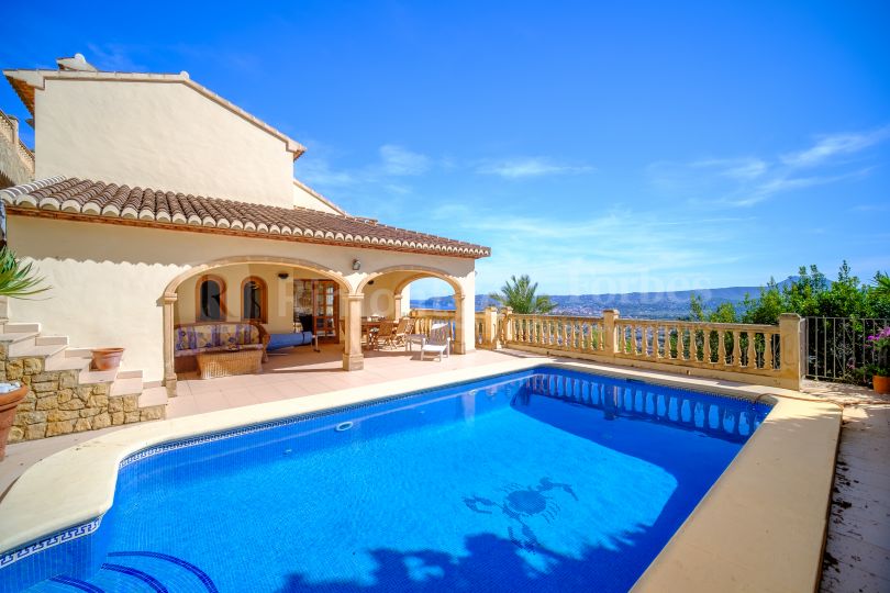 Villa con fantásticas vistas al mar ubicada en La Corona, Jávea.