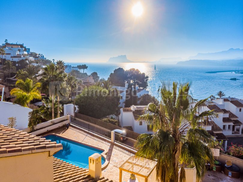 Villa de estilo mediterráneo con vistas al mar en Moraira, Alicante, a unos metros de la Playa del Portet