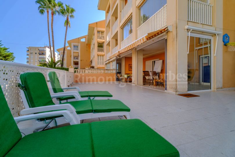 Ground floor apartment with large terraces and garden for private use, located just 50m from the Arenal beach, Jávea (Alicante) Spain