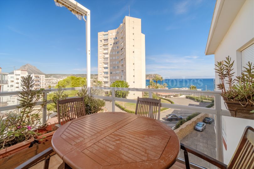 Apartamento con vistas al mar a unos metros de la playa del Arenal de Jávea y servicios.
