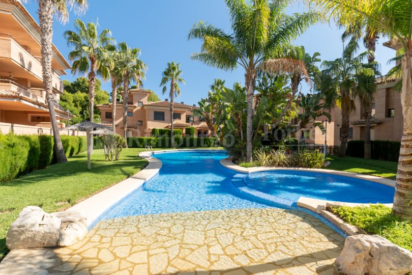 Spacious duplex penthouse located on the second line of the Montañar I beach in Jávea (Alicante) Spain.