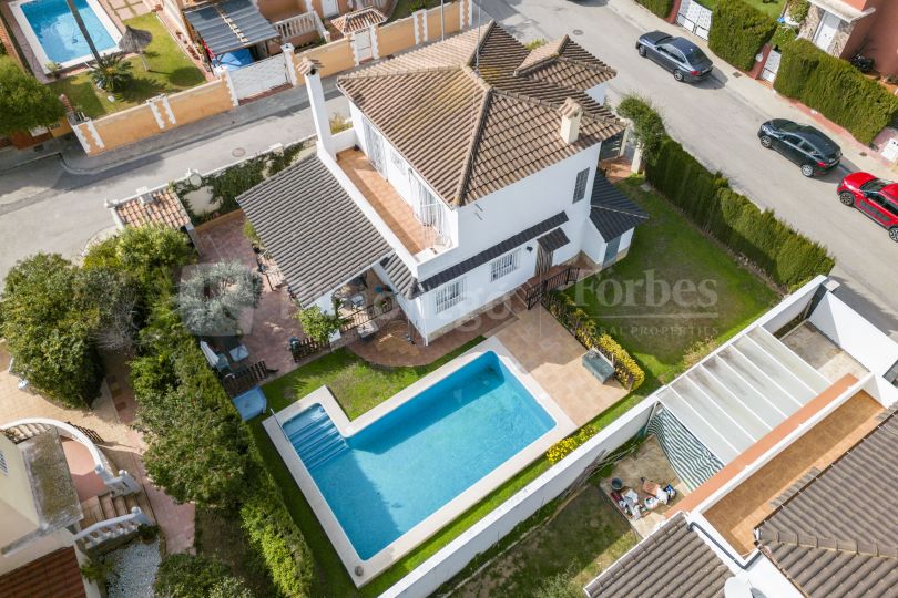 Detached villa with private pool, terraces and garden in La Pobla de Vallbona.