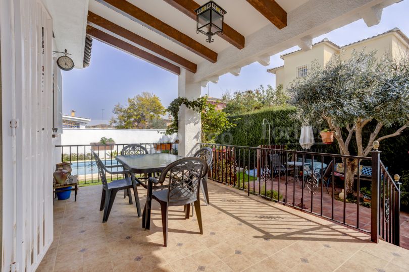 Detached villa with private pool, terraces and garden in La Pobla de Vallbona.