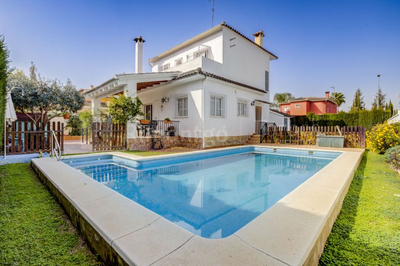 Detached villa with private pool, terraces and garden in La Pobla de Vallbona.
