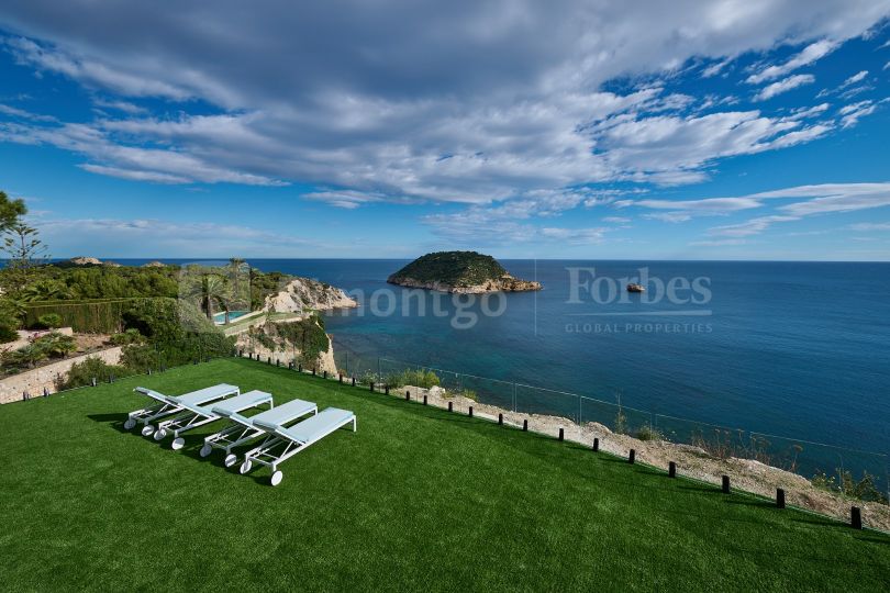 Exclusiva y lujosa villa con impresionantes vistas a la isla del Portichol y al mar mediterráneo.