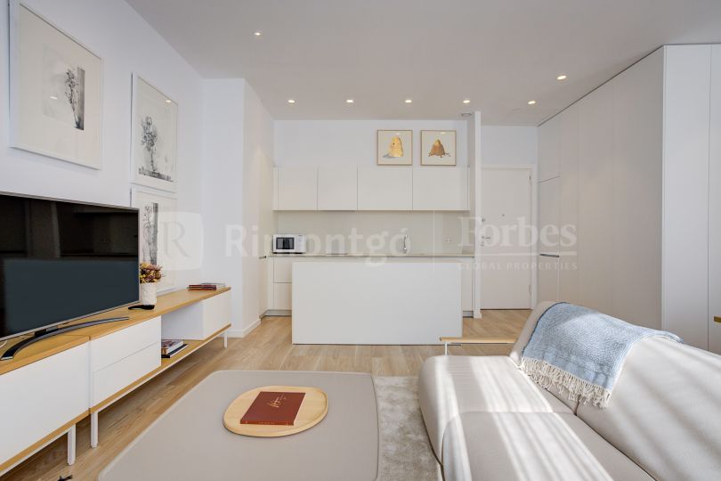 Studio with balconies for rent on Calle dels Cabillers, Valencia.