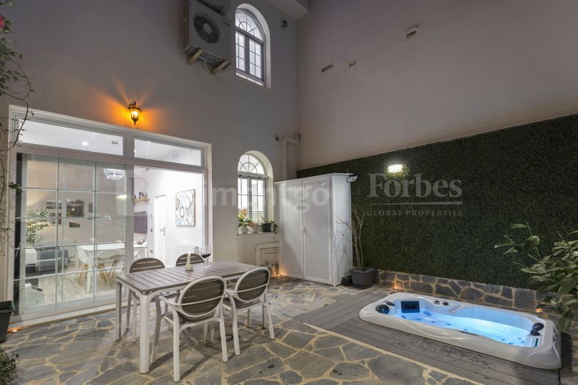 Vivienda unifamiliar con patio interior con jacuzzi en venta en el centro de Valencia.