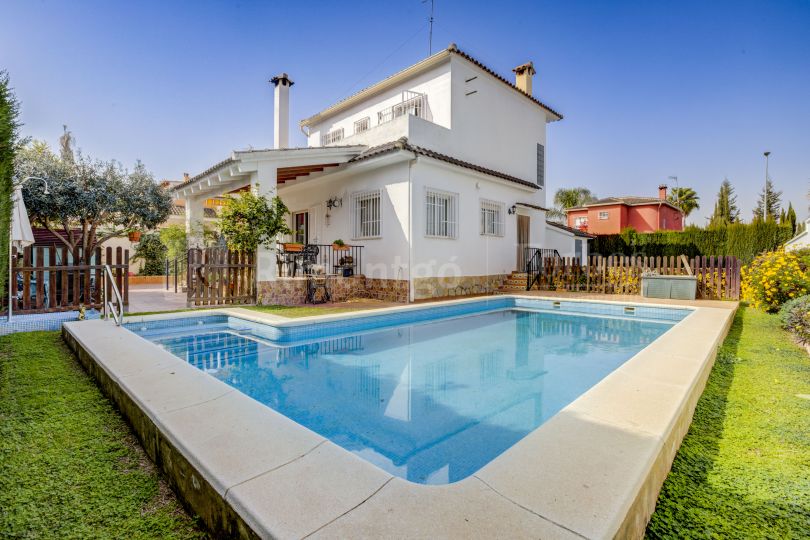 Chalet independiente con terraza y piscina privada en La Pobla de Vallbona.