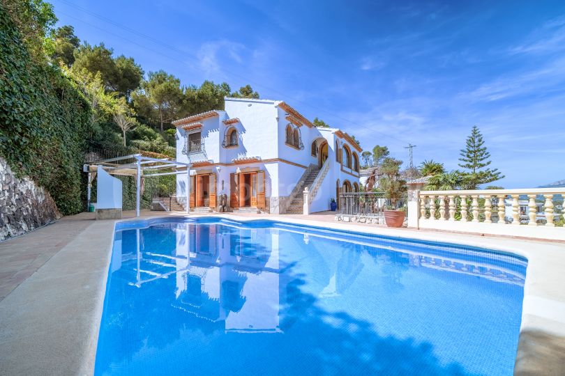 Villa with magnificent panoramic views of the bay of Jávea and the Montgó, located in the urbanization of El Tosalet, Jávea (Alicante)